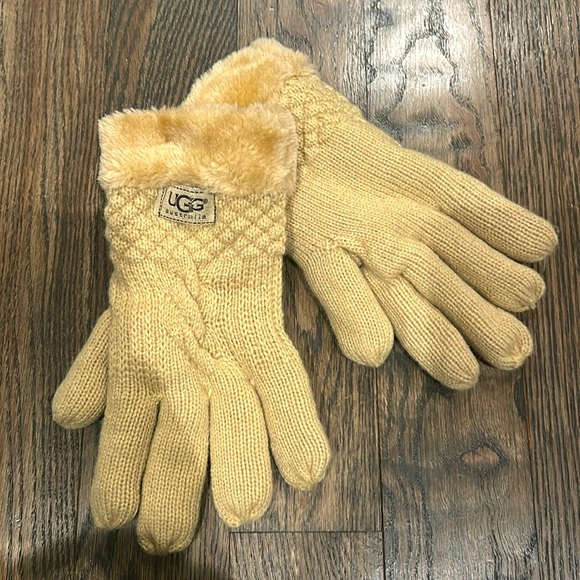UGG Accessories - UGG gloves. NWOT
